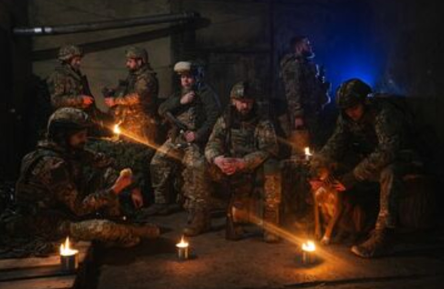  寒夜裏在前線休息的烏軍士兵。 圖 : 翻攝自澤連斯基 X 