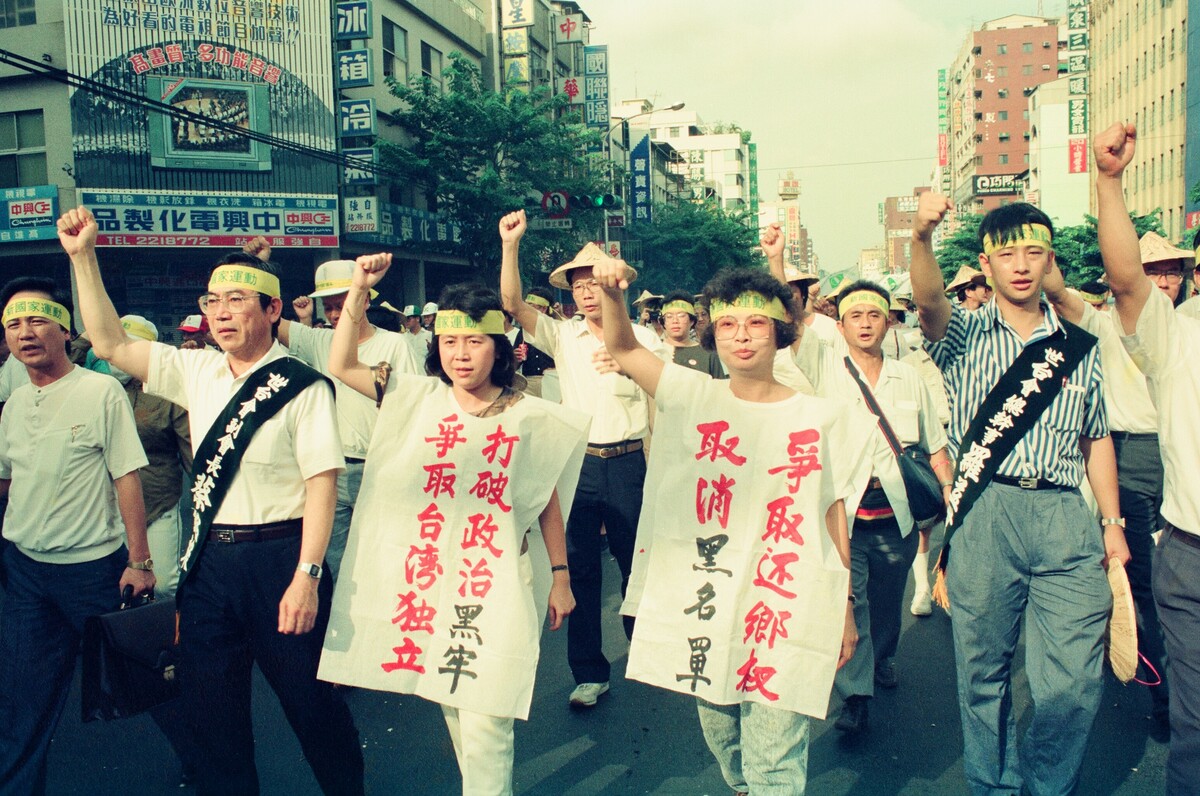  圖為1989年8月11日第16屆世台會在高雄市舉辦遊行活動，右起世台會總幹事羅益世、陳婉真、周慧瑛、世台會副會長蔡銘祿。 圖：邱萬興提供 