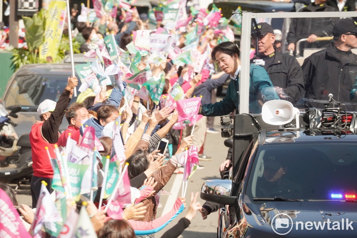  賴清德與張廖萬堅一同車隊掃街，並與加油的民眾握手。 圖：張良一攝 