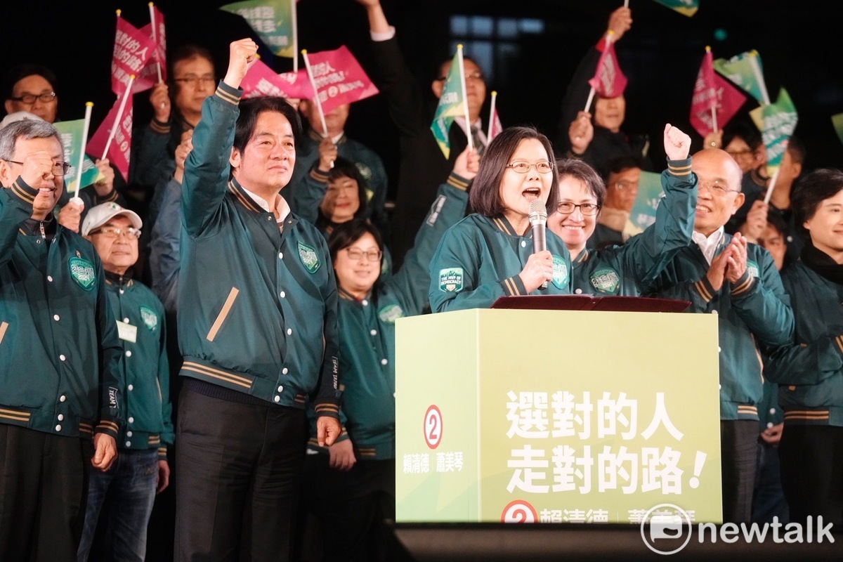  蔡英文登上凱道發表演說，呼籲國人再相信她一次，力挺賴清德、蕭美琴。 圖：張良一攝 