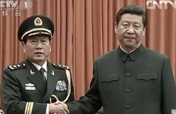  解放軍戰略支援部隊司令員巨乾生(左)與習近平合影。 圖 : 翻攝自CCTV 