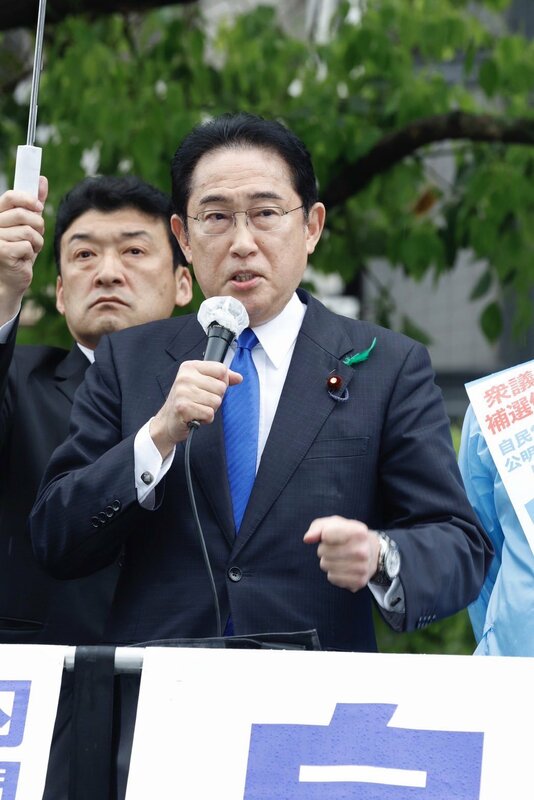 前日本首相安倍晉三也曾在電視節目上表示，日本應急迫考慮核武問題，但遭時任首相岸田文雄迅速反駁安倍，稱其建議「不可接受」。圖：擷自岸田文雄「X」@kishida230 