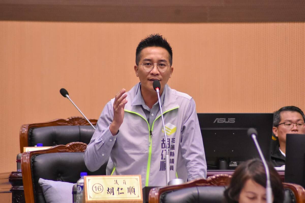 花蓮縣議員胡仁順今年2月在縣議會臨時會提案要求縣府基於財劃法修法以及花蓮縣府超徵稅收，普發每位縣民51,698元，並獲議會照案通過。 圖：取自胡仁順臉書（資料照） 