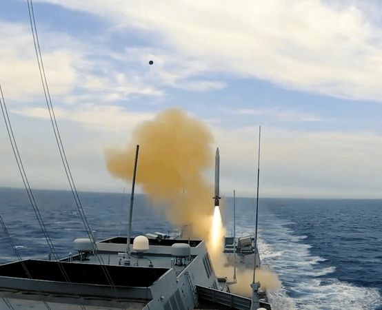  中國官媒央視曝光055型驅逐艦發射鷹擊系列反艦導彈照片。(示意圖) 圖：翻攝自央視軍事 