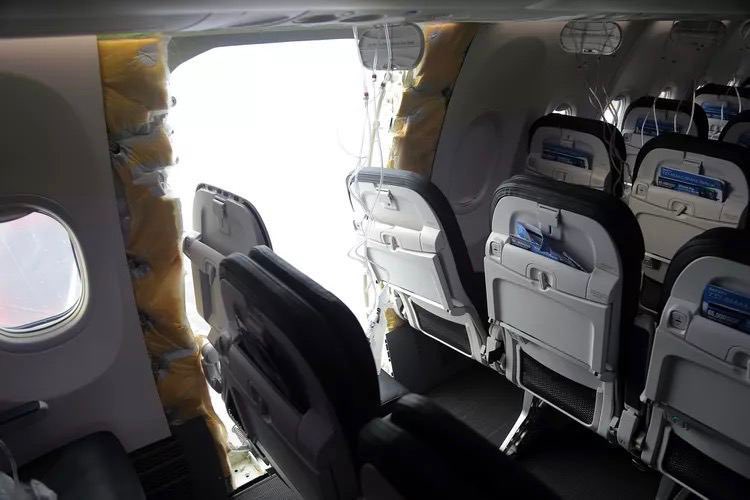  美國「阿拉斯加航空」一架波音 737 MAX 9 機型，2 月 5 日於美國上空發生「半空噴艙門」事件，儘管當時未有人員傷亡，重大飛安問題仍掀起輿論對波音品管的質疑。 圖：擷自「X」@jamiemcintyre21 