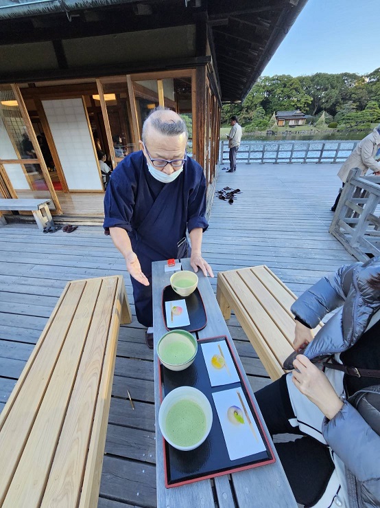  庭園裡的茶道體驗很有人氣 圖：劉黎兒／攝 
