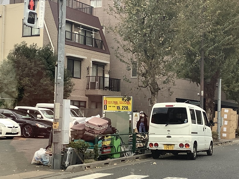  陸客到處拋棄舊行李箱也是討人厭原因之一 圖：劉黎兒／攝 