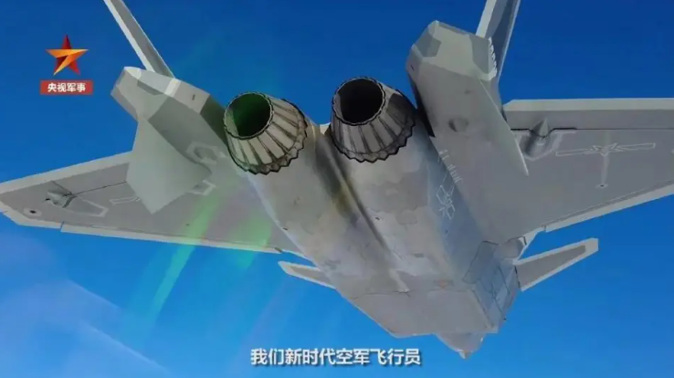摘下龍勃透鏡，進入隱身狀態的殲-20。