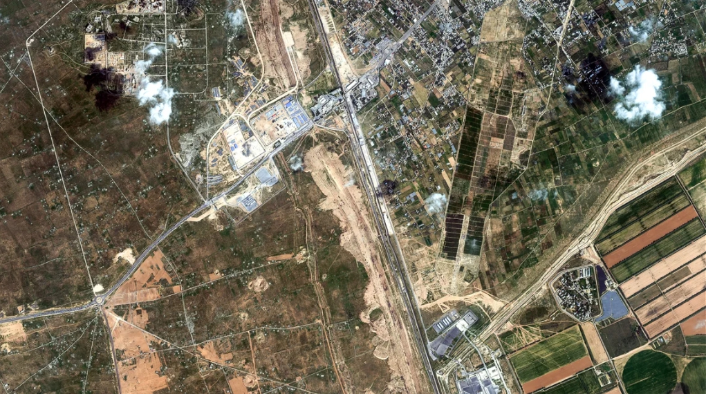  衛星照片顯示，埃及在與以色列邊境城市拉法，築起了一道長長的圍牆，以免被以巴戰火波及。 圖 : 翻攝自MAXAR 