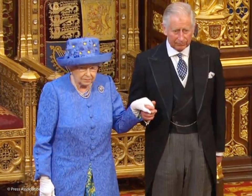 英女王在查爾斯王子陪同下離開國會議場。   圖：翻攝英國王室臉書