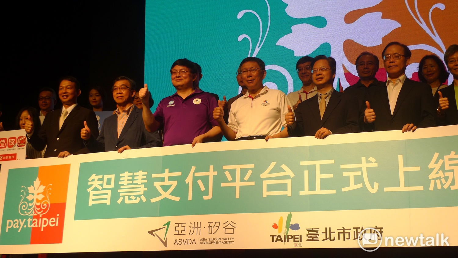 柯文哲25日表示，「電子商務加物流」是台灣產業未來一定要走的方向，台北市政府不管中央怎樣一定會「先走」，「不要被中央拖垮了。」   圖：汪少凡／攝