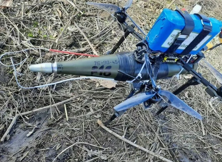 俄軍此次行動所次用的 FPV 無人機,掛上一枚攻堅彈頭,就可針對目標發動襲擊。 俄軍此次行動所次用的 FPV 無人機,掛上一枚攻堅彈頭,就可針對目標發動襲擊。