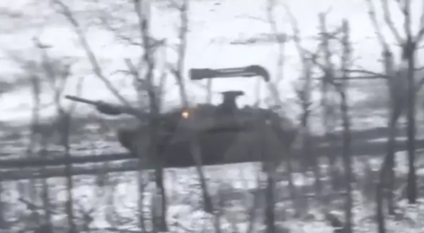 烏軍發布的影片,洩漏了 M1A2 坦克的行蹤。 烏軍發布的影片,洩漏了 M1A2 坦克的行蹤。