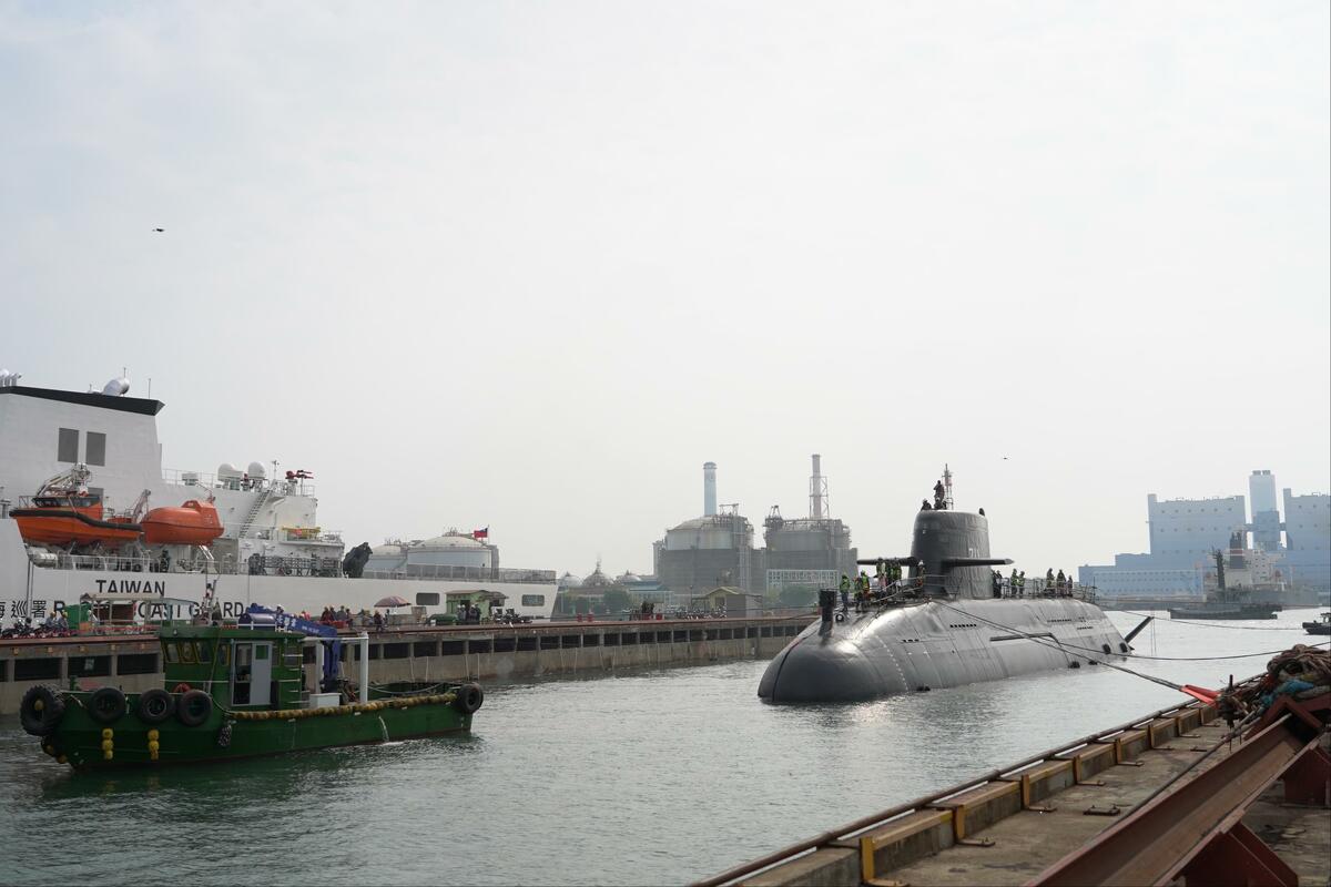  潛艦國造原型艦海鯤軍艦浮船作業。 圖：台船公司提供 