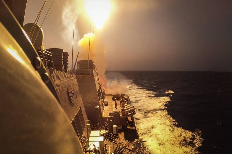 2023年10月19日,美軍勃克級驅逐艦「卡尼號(USS Carney DDG-64)向胡塞組織發射標準系列防空飛彈。 圖:翻攝US NAVY 2023年10月19日,美軍勃克級驅逐艦「卡尼號(USS Carney DDG-64)向胡塞組織發射標準系列防空飛彈。 圖:翻攝US NAVY
