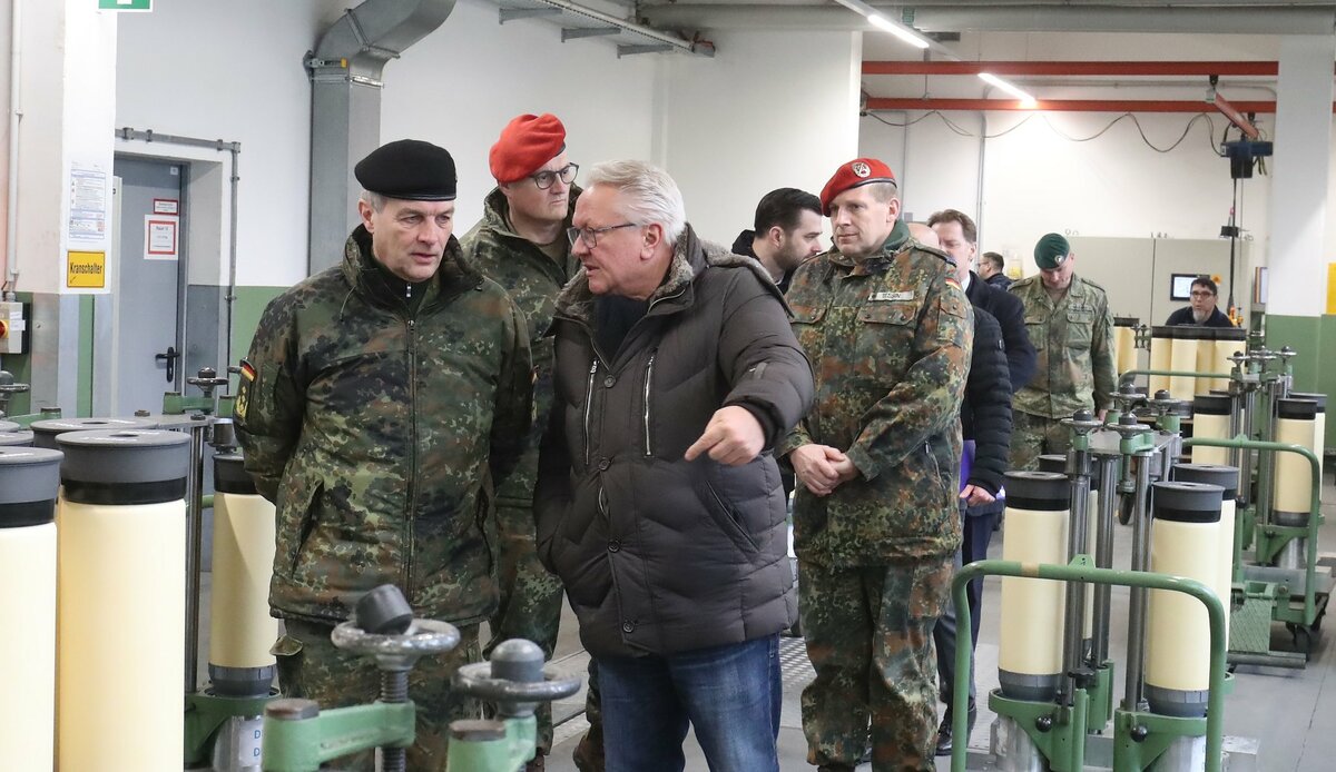  德國防衛製造商萊茵金屬公司（Rheinmetall）近日於烏克蘭積極建立武器生產工廠，全面加強烏軍裝備供應。據該公司總裁帕珀格 ( 前右 ) 透露，4 座工廠中的第一座已於2024年投入運營，預計在年底前完成第一批「山貓」（Lynx）步兵戰車（IFV）生產​。 圖：翻攝自萊茵金屬公司的Ｘ（推特） 