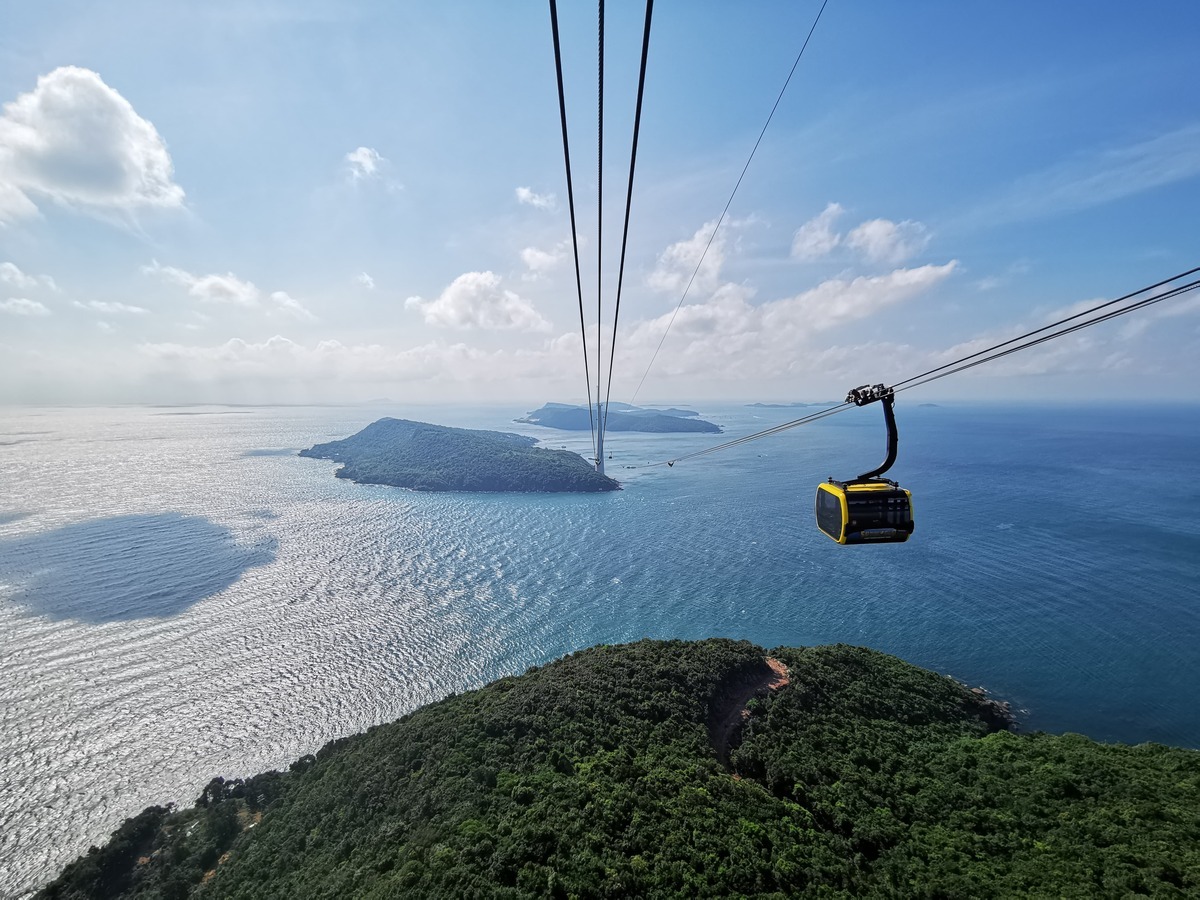  近來有越來越多的台灣遊客赴越南富國島旅遊。富國島有世界最長跨海纜車、越南最大野生動物園和遊樂園等。 圖：星宇航空／提供 