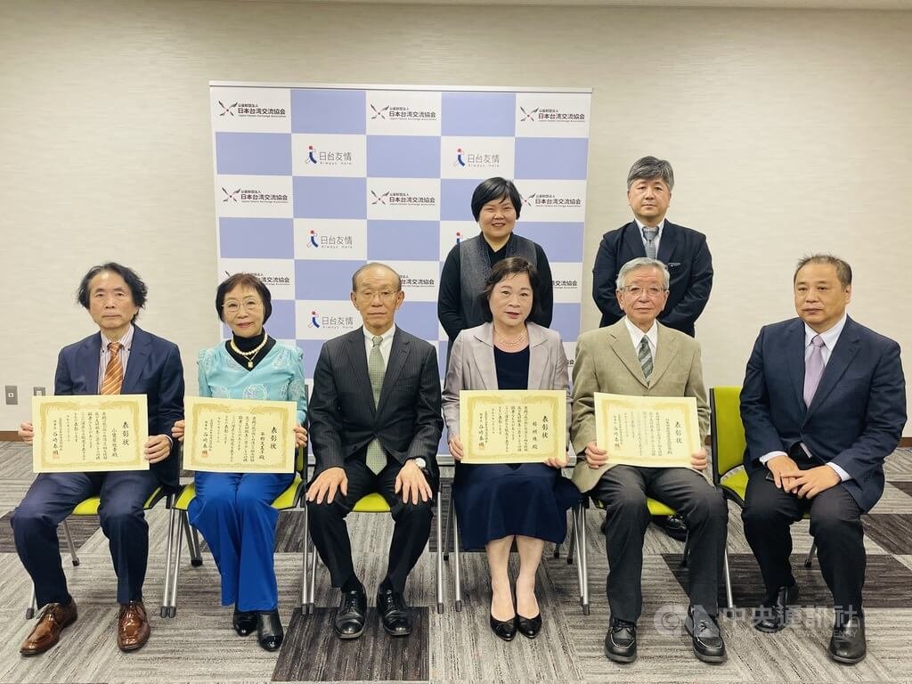  日本台灣交流協會理事長谷崎泰明（左3）21日在位於東京六本木的協會本部舉行表彰式，今年有1團體3個人獲獎。日本順益台灣原住民研究會會長笠原政治（右2）、東京外國語大學名譽教授小笠原欣幸（左1）、中央通訊社駐日記者楊明珠（右3），以及日本作家平野久美子（左2）領獎，駐日代表處新聞組組長黃明珠（後排左1）到場觀禮。 圖:中央社 