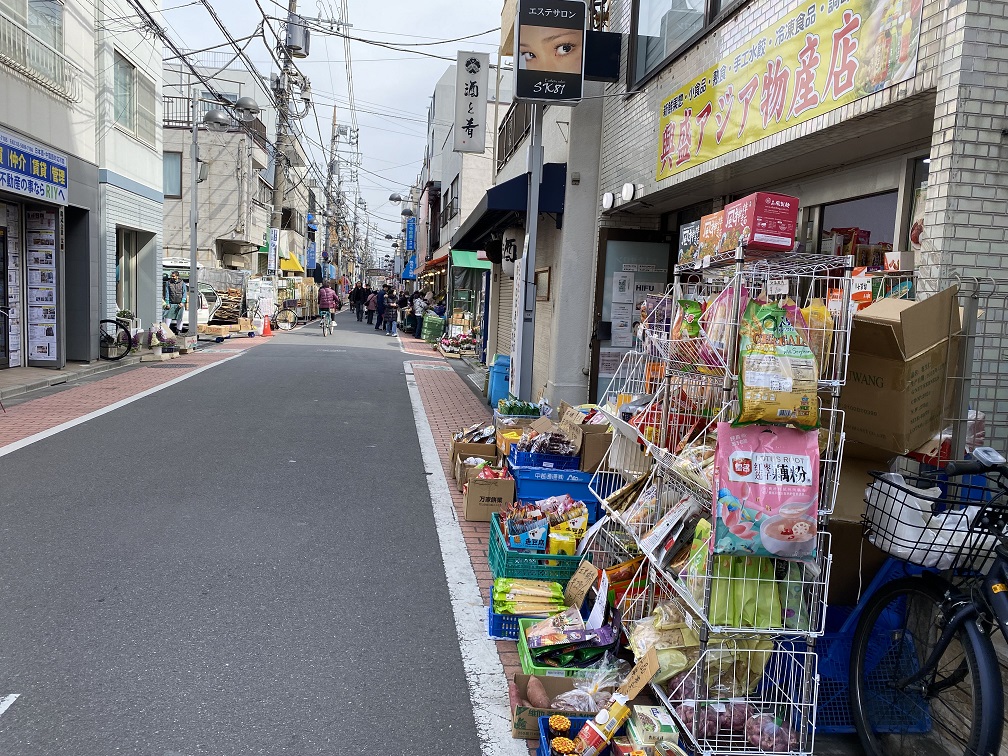 龜戶五丁目中央通商店街中國人專用超市多家，攤架擺到人行道上去 圖:劉黎兒攝影