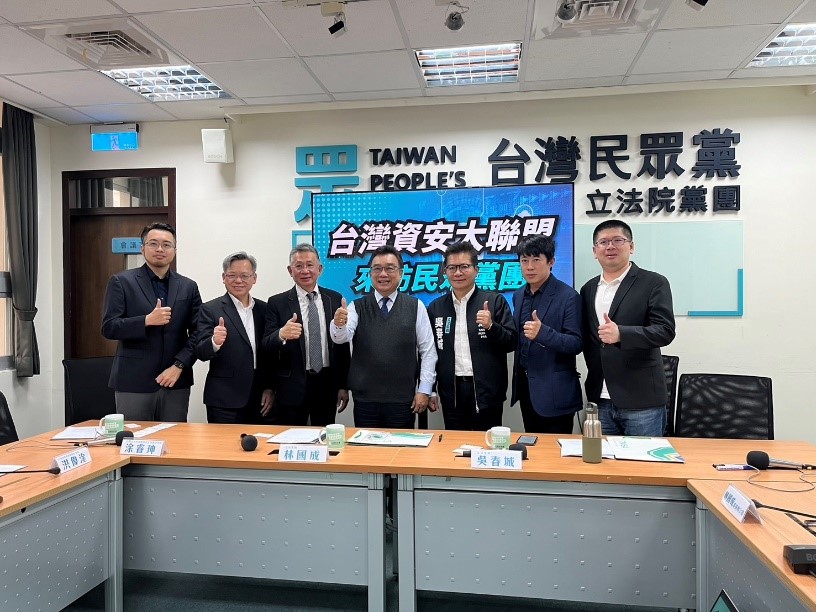  由左自右，沈家生、洪偉淦、涂睿珅、台灣民眾黨林國成立委、吳春城立委、逢甲大學資工系主任教授李榮三、洪睿荃 圖:台灣資安大聯盟提供 