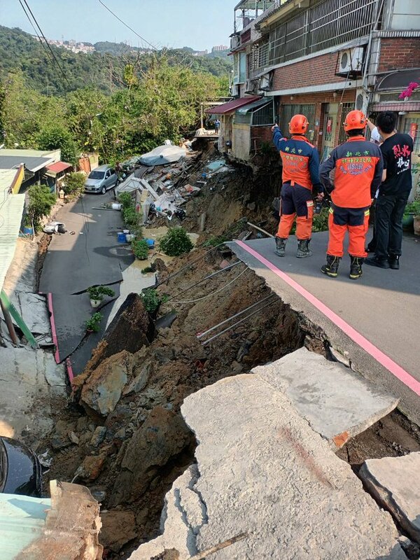  花蓮大地震，新北市新店區傳7間民宅地基掏空下陷，12名住戶先行撤離。 圖：新北市消防局提供 