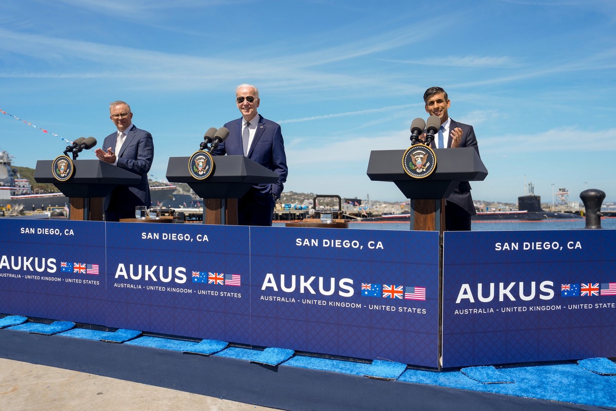  美、英、澳領導人 2023 年公布了在 AUKUS 下，有關建立新核動力潛艇艦隊的計劃細節。（資料照） 圖：取自「X」@MattooShashank 
