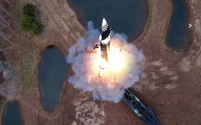 北韓強調「火星砲-16B」具有軍事戰略價值。圖為「火星砲-16B」發射瞬間。 北韓強調「火星砲-16B」具有軍事戰略價值。圖為「火星砲-16B」發射瞬間。