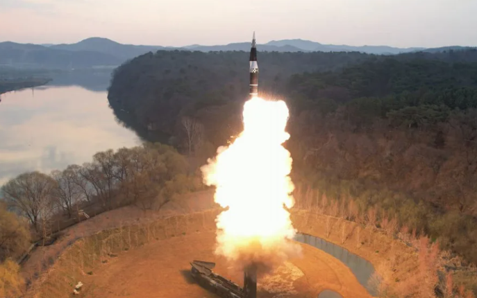 「火星砲-16B」可能是俄國輸入北韓的技術。圖為「火星砲-16B」發射升空。 「火星砲-16B」可能是俄國輸入北韓的技術。圖為「火星砲-16B」發射升空。