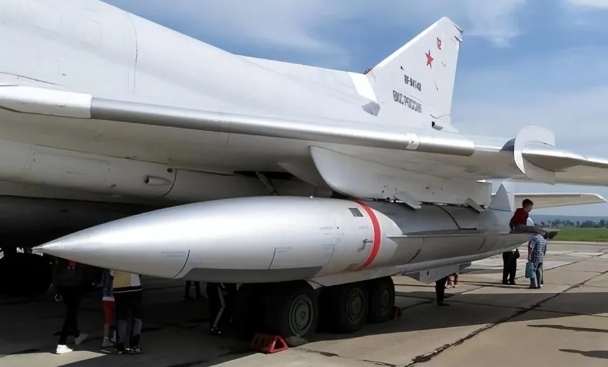  俄軍用戰機在戰場上投放FAB-3000炸彈。 圖 : 翻攝自包明說 