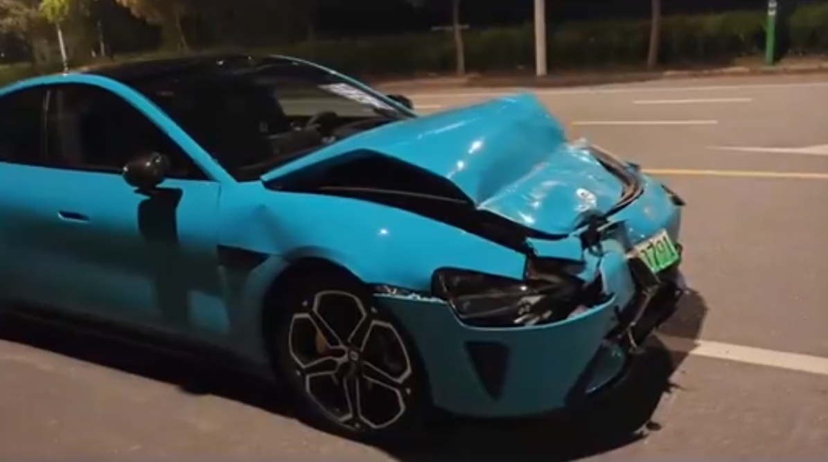  有 SU7 車主發生交通事故，車體已嚴重變形，但安全氣囊並未如預期般發生作用。 圖：翻攝自希望之聲-中國時局 X（前推特）帳號 