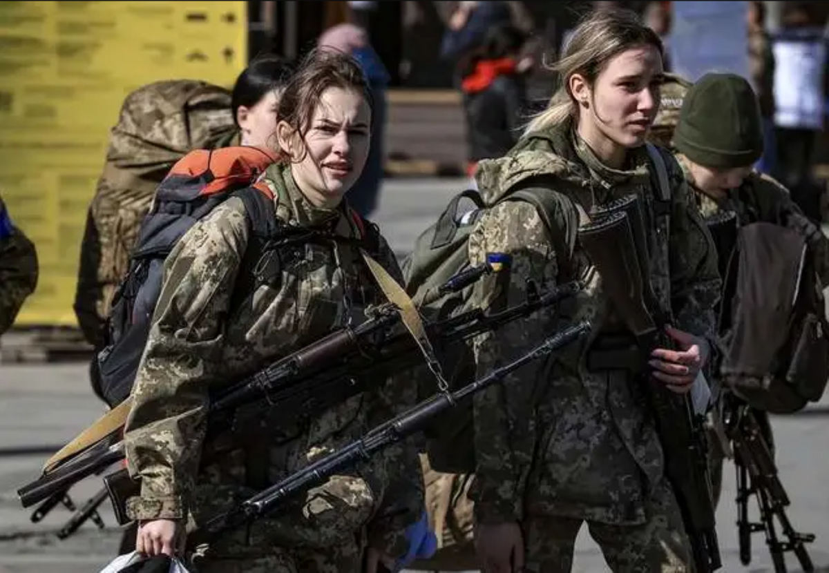  烏軍前線戰損大，兵員不足，女兵已經加入作戰部隊。 圖 : 翻攝自騰訊網 
