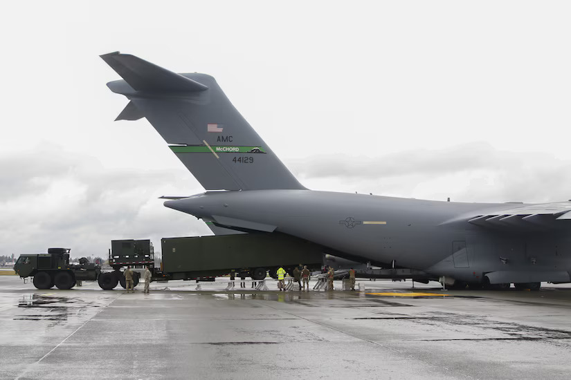  菲律賓武裝部隊PO出美國陸軍「堤豐」(Typhon)陸基機動飛彈系統自C-17「全球霸王」(Globemaster)運輸機卸載照片。 圖：翻攝「X」@TeamAFP 