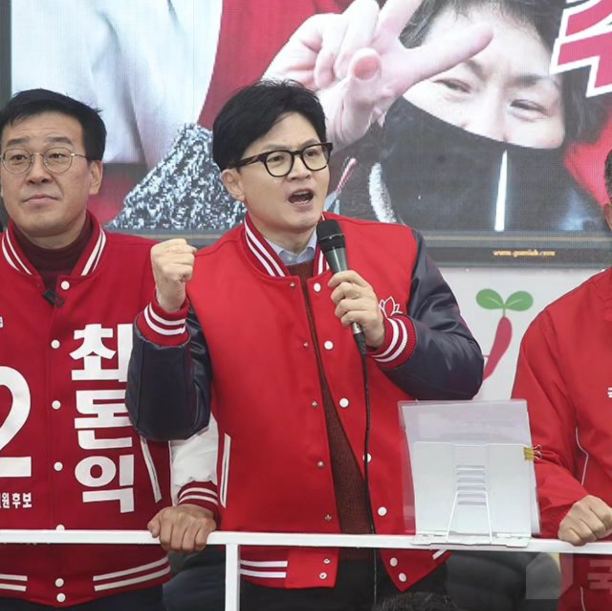 韓國國民力量黨領袖韓東勳(拿麥克風者) 圖：翻攝自梁文錫IG 