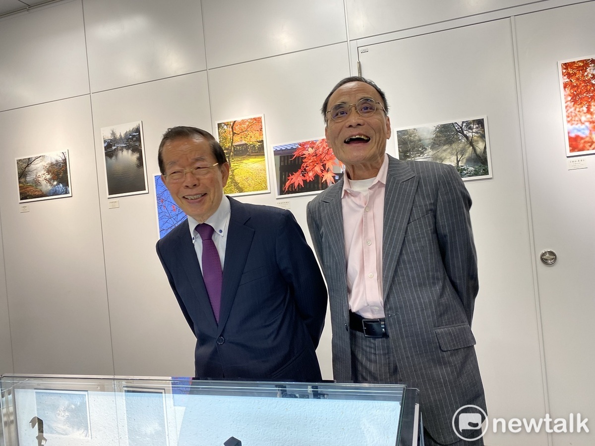  謝長廷跟林文義在曾郁雯作品前敘舊，兩人較量年紀，雖然都看不出了，林文義71歲，謝長廷77歲。 圖：劉黎兒攝 