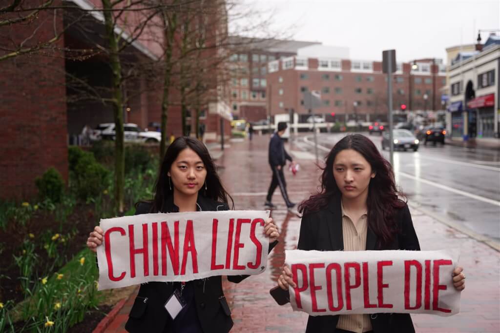  中國駐美大使謝鋒20日在哈佛大學演說，台裔美籍學生吳亭樺（左）與來自西藏的哈佛學生發起抗議。 圖：中央社提供 