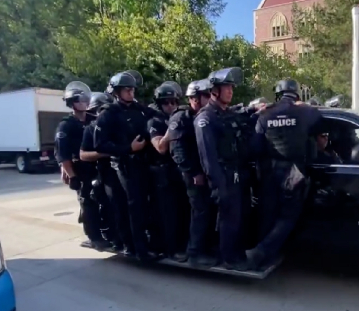  洛杉磯警察進入南加州大學，準備逮捕反以色列的學生。 圖 : 翻攝自影片 
