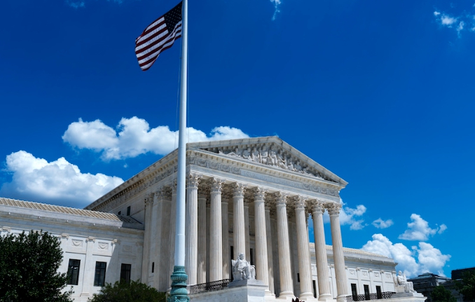 最高法院針對川普關稅案開始辯論，討論焦點是總統是否有權依據 1977 年《國際緊急經濟權力法》（IEEPA）加徵關稅。 圖 : 翻攝自ShareAmerica 