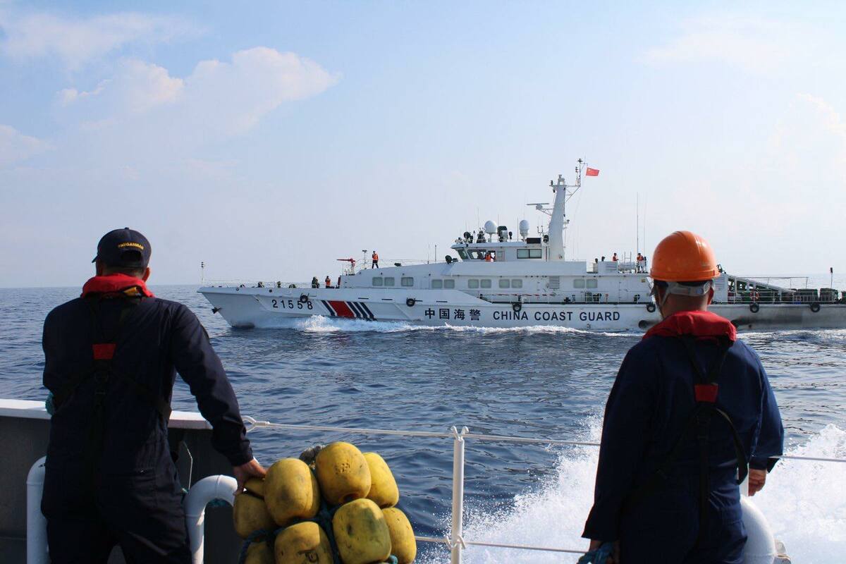  菲律賓海岸警衛隊的巡邏艇 BRP Bagacay ( MRRV-4410 )在日前於黃岩島附近執行勤務時，遭中國海警船的水砲攻擊。 圖：翻攝自 菲律賓海岸警衛隊 Facebook 帳號（資料照）