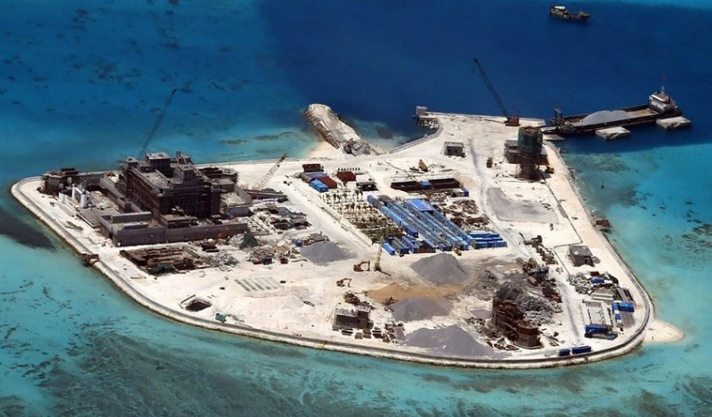  在南海填海造陸完成後，中國倘未將其民事化，海上核電站將為軍事化島礁提供電力來源，間接成為軍事用途。 圖 : 翻攝自 http://www.globalconstructionreview.com 