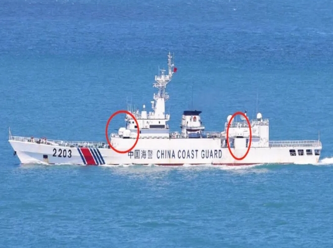  中國海警船拿掉砲衣，威脅日本船隊。 圖 : 翻攝自東方點兵 