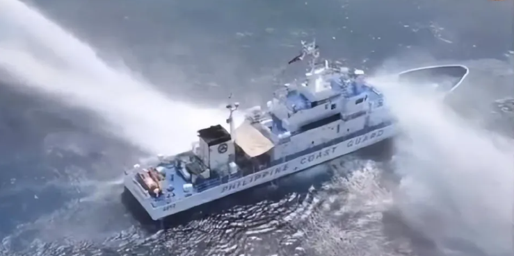  中國海警船近期使用水砲攻擊進入南海黃岩島的菲律賓巡邏船。 圖：翻攝自菲律賓海巡署 