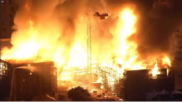 美國舊金山一處正在興建中的工地突然起火燃燒，火勢相當猛烈。   圖：翻攝網路