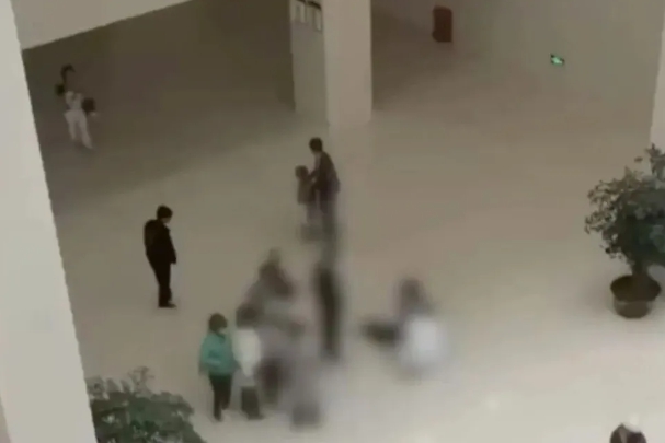  雲南昭通市鎮雄縣的城南醫院在 7 日上午發生重大報復性砍人事件，造成2死21傷。 圖 : 翻攝自南風窗 