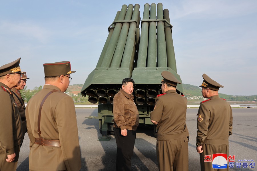  北韓M1991火箭砲。傳軍援俄羅斯120門用於烏克蘭戰場。圖為北韓領導人金正恩視察。 圖：翻攝朝中社（資料照） 