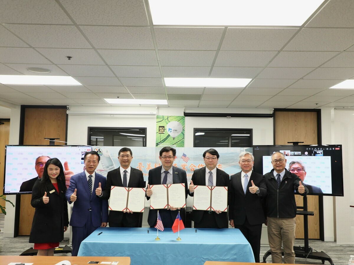  由縣長翁章梁率領的美國參訪團，4月25日再添一處與美國跨國交流網絡！由亞洲無人機AI創新應用研發中心（下稱亞創中心SPACE CHIAYI）及嘉義縣亞洲無人機創新園區廠商協進會（下稱亞創廠協會）與工研院三方簽署合作框架協議書(AGREEMENT)，透過工研院助攻，攜手台美合作，打造去中化的無人機供應鏈，拓展國際市場。 圖：嘉義縣政府提供 