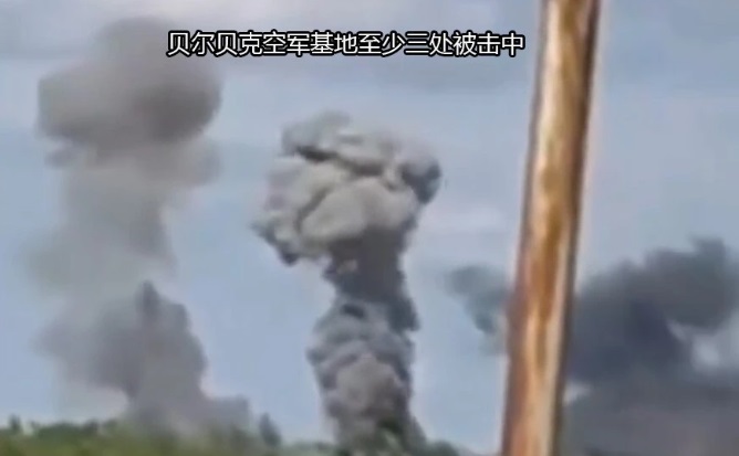 貝爾貝克機場中部可見三處巨大的燒焦痕跡。 貝爾貝克機場中部可見三處巨大的燒焦痕跡。
