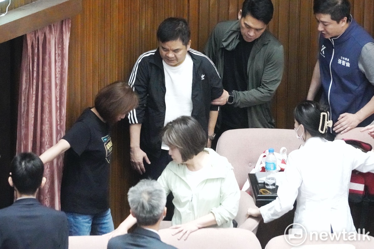  民進黨立院黨團書記長莊瑞雄送醫。 圖：張良一攝 