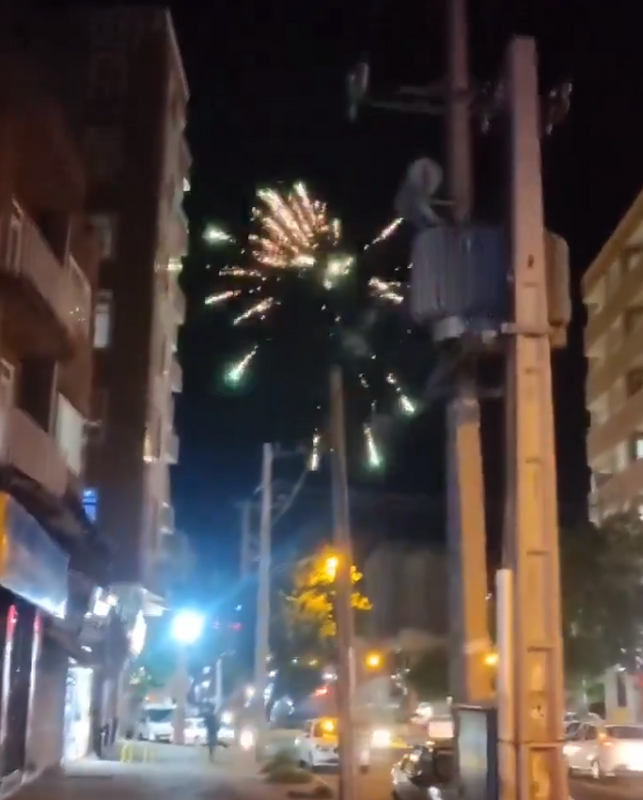 德黑蘭民眾放煙火慶祝。 德黑蘭民眾放煙火慶祝。