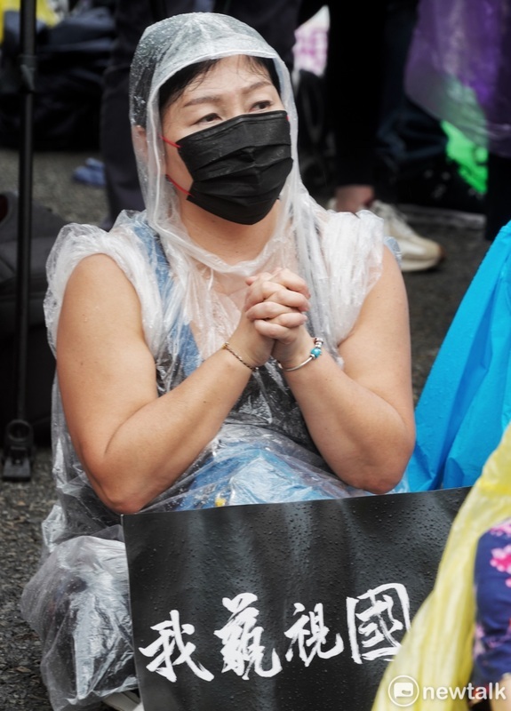  一位民眾高舉「我藐視國會」的手舉牌抗議國民黨和民眾黨欲強行通過國會擴權法案。 圖：張良一/攝  多位民進黨立委現身立院天橋時，抗議的民眾高喊「立委加油」，向民進黨立委打氣。 圖：張良一/攝 
