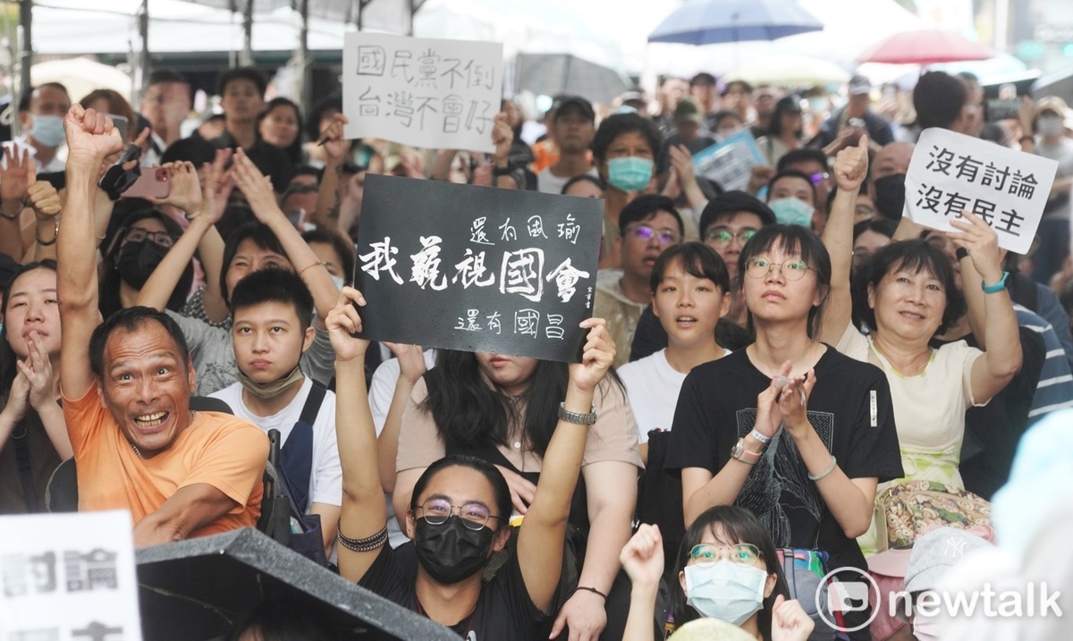  抗議民眾高舉「我藐視國會」、「沒有討論 沒有民主」等手舉牌抗議國民黨和民眾黨欲強行通過國會擴權法案。 圖：張良一/攝 